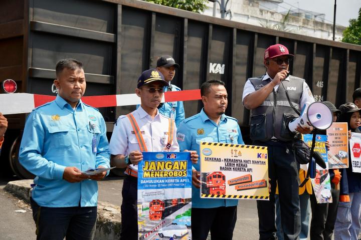 Tingkatkan Kepedulian Masyarakat, Divre IV Tanjungkarang Gelar Sosialisasi Keselamatan di Perlintasan Sebidang